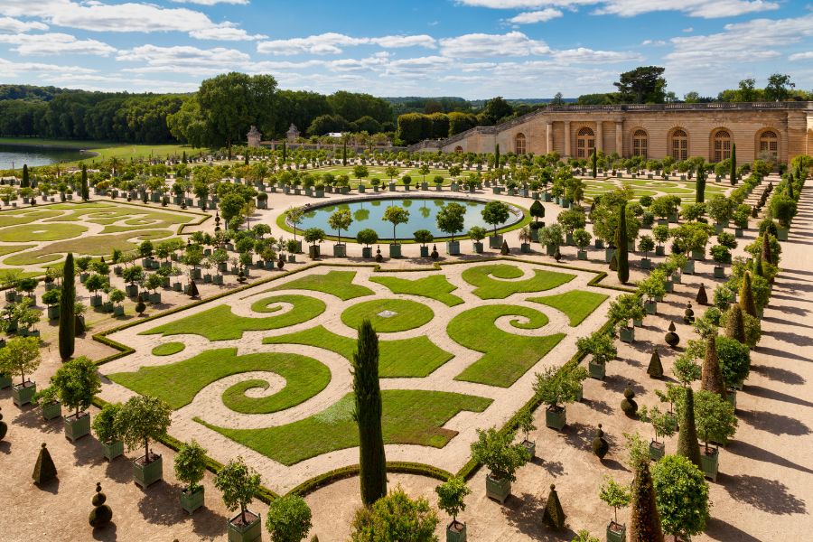 This is an image of the gardens of Versailles in Summer.