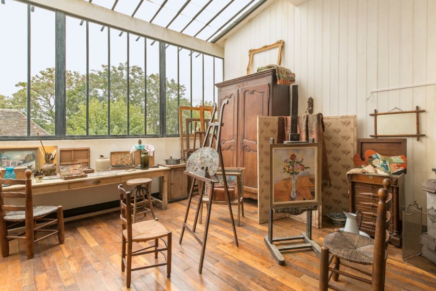 This is a picture of one of the art rooms in the Montmartre Museum where easels and paints are set up.