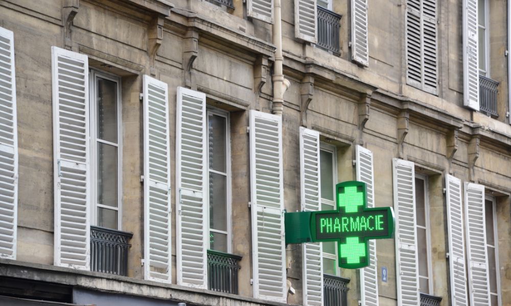Things you should know before visiting Paris: This is an image of a green, lit-up pharmacy sign