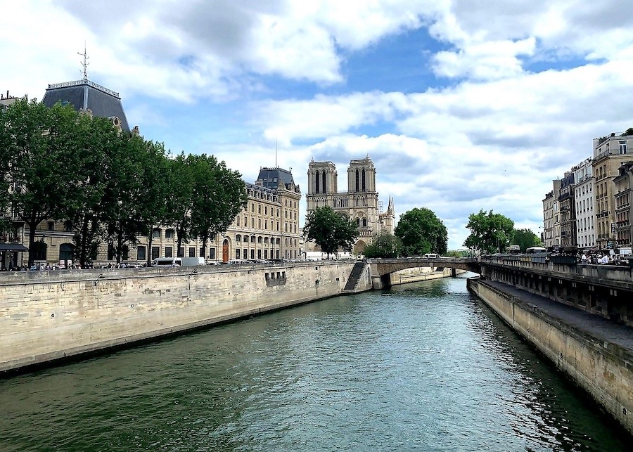 Picture of the seine river with the Notre-Dame on the background.
