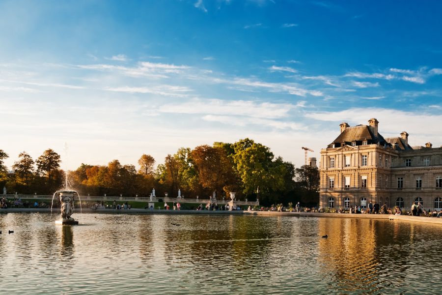 Emily in Paris filming locations: This is an image of the lake in Luxembourg Gardens.