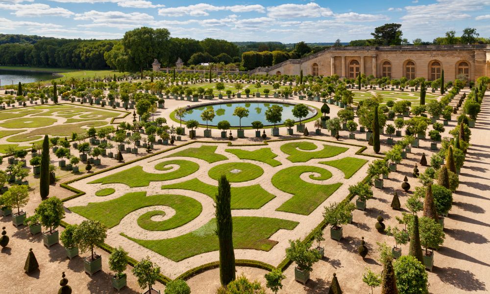 This is an image of the Gardens of Versailles in the summer.