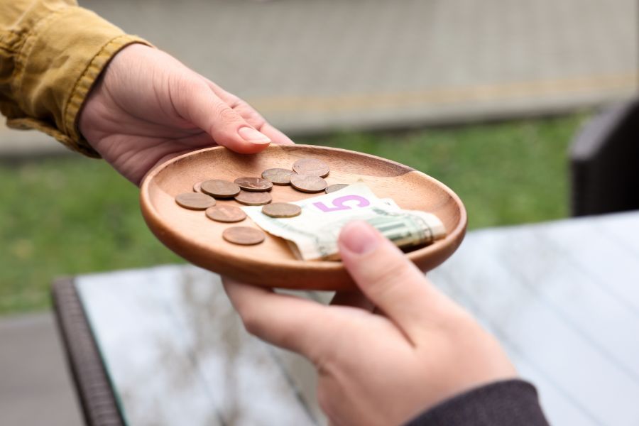 When Do You Tip In Paris? A Paris Tipping Guide