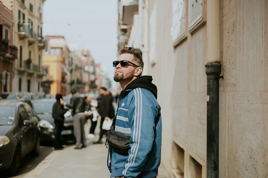 Traveller wearing a crossbody bag, one of the simple anti-theft travel devices for keeping valuables close while exploring Paris.