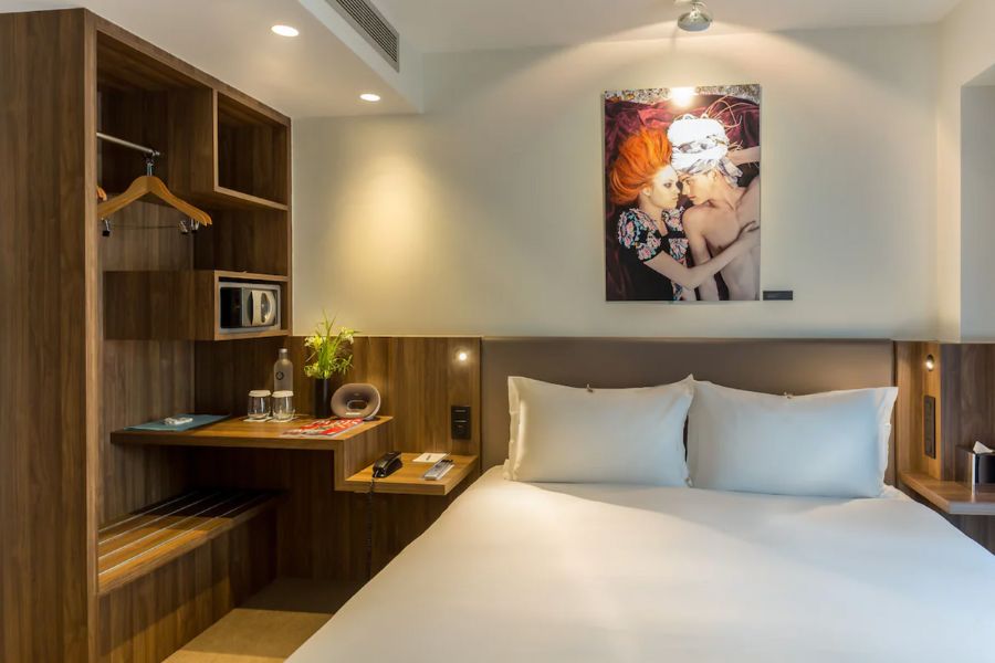 Cool Hotels In The Marais Paris: This is a nice minimalist hotel room with a large double bed and lots of wardrobe space.
