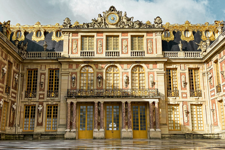 Ornate exterior of the Palace of Versailles, a grand day-trip option to consider around Thanksgiving in Paris.