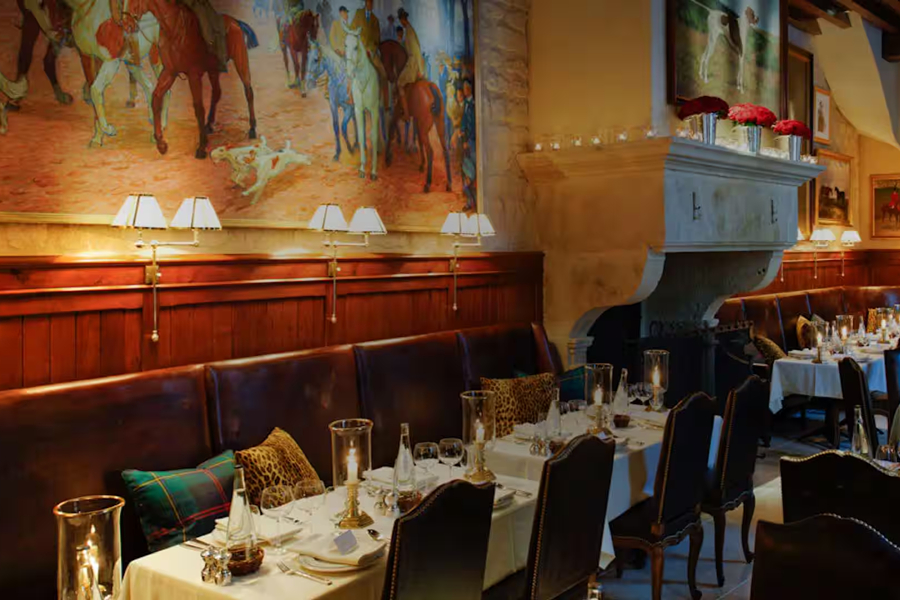 Elegant dining room at Ralph’s in Paris, a stylish restaurant option for celebrating Thanksgiving in Paris.