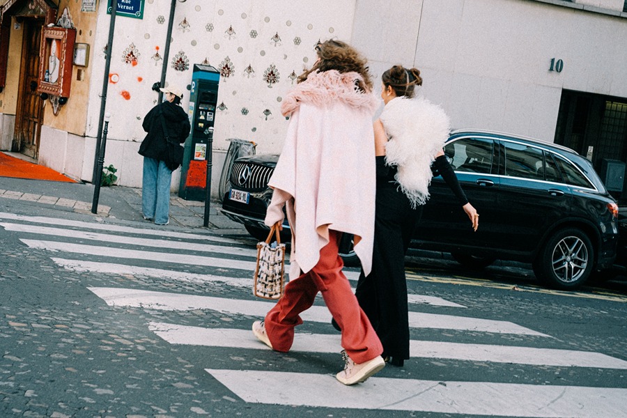 Stylishly dressed women crossing a Paris street during Fashion Week, one of the best things to do in September in Paris