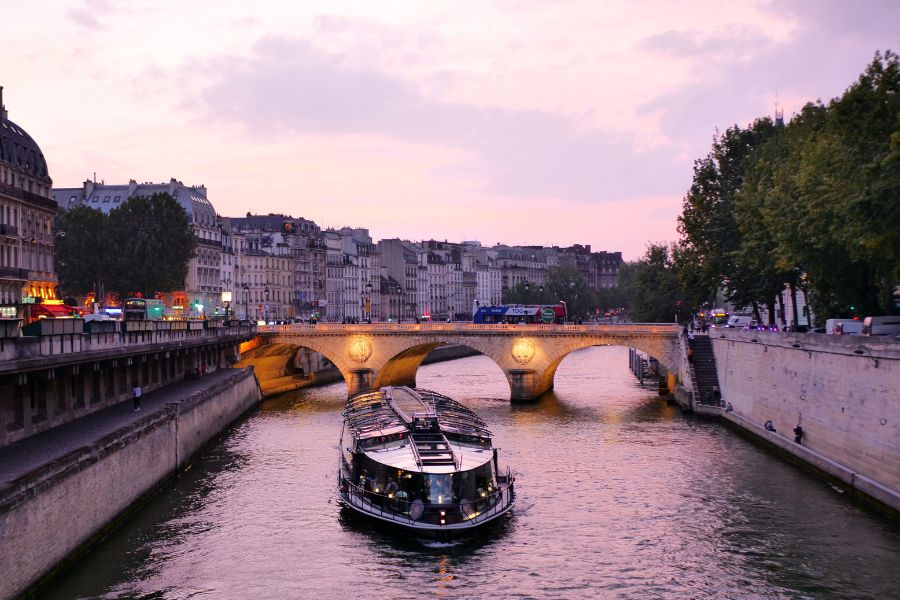 9 Incredibly Romantic Things to Do in Paris