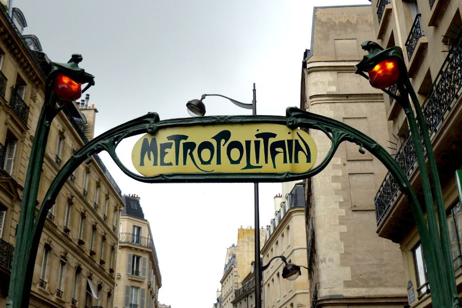 This is an image of the metropolitan archway that appears on the way into Paris's metro stations.